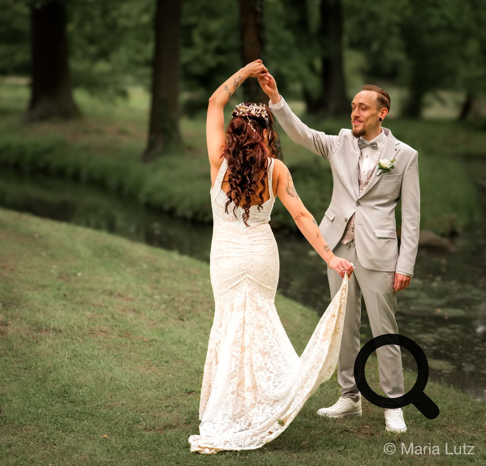 Krippenszene mit Figuren und Weihnachtsbaum in gemütlicher Innenraumatmosphäre.
