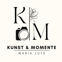 Logo mit den Buchstaben "K" und "M", einer Kamera und einer Blume. Darunter steht "KUNST & MOMENTE" und "MARIA LUTZ".