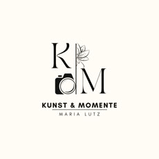 Logo mit den Buchstaben "K" und "M", einer Kamera und einer Blume, darunter der Text "Kunst & Momente Maria Lutz".